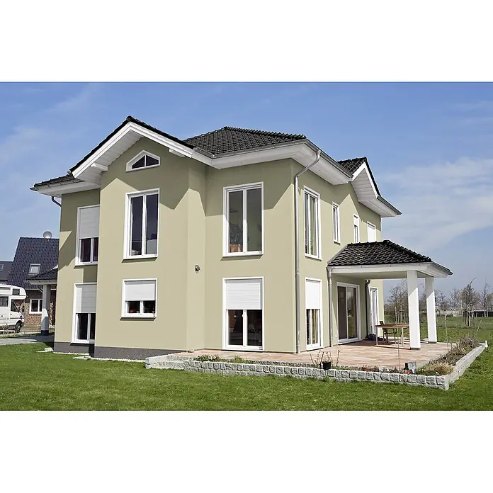 swingcolor Dekoputz Roll- & Streichputz - Weiß, Körnung: 1 mm, 20 kg, Konservierungsmittelfrei - Zweistöckiges Haus mit beigen Wänden, weißen Fenstern und Rollläden. Das Haus hat ein dunkles Dach und eine überdachte Terrasse.