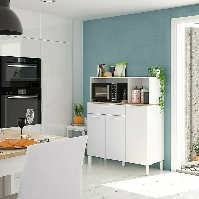 Aparador buffet Kira - L x An x Al: 40 x 108 x 126 cm, Blanco Artik/Roble Canadian, Número de cajones: 1 ud., Número de puertas: 3 ud. - Mueble de cocina con microondas y espacio de almacenamiento, frentes blancos y encimera efecto madera, solución práctica.
