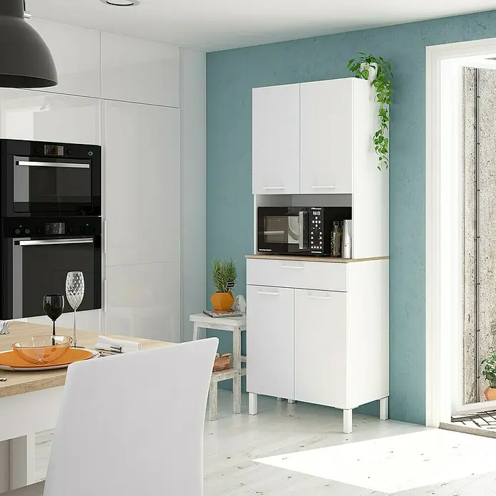 Aparador buffet Kira - L x An x Al: 40 x 72 x 186 cm, Blanco Artik/Roble Canadian, Número de cajones: 1 ud., Número de puertas: 4 ud. - Un moderno armario de cocina blanco con mucho espacio de almacenamiento y un estante para un microondas, ideal para una cocina elegante.