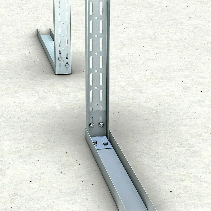 Probau Türpfostensteckwinkel - 100 x 110 x 110 mm - Nahaufnahme von zwei Metallregalstützen auf einem Betonboden, die die Konstruktionsdetails und die Beschaffenheit des Materials hervorheben.