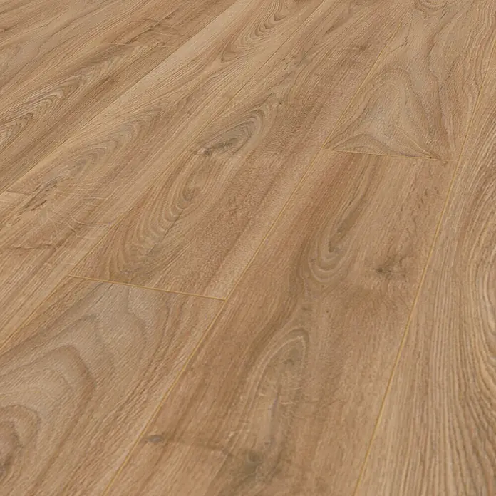 Krono Original Laminat Atlantic 10 - Historic Oak, Landhausdiele, 1.288 x 195 x 10 mm - Nahaufnahme eines Laminatbodens in Holzoptik, der Wärme und Natürlichkeit in den Raum bringt. Ideal für stilvolle Wohnräume.