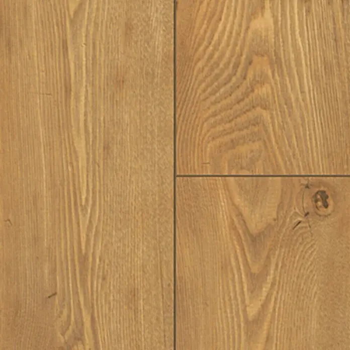 Krono Original Laminatmuster Atlantic 10 Tawny Chestnut - 297 x 195 x 10 mm, Landhausdiele - Nahaufnahme von warmen Holzböden mit detailreicher Maserung und Astknoten für ein natürliches Ambiente.