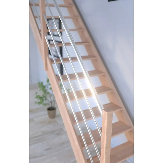 Starwood Raumspartreppe Buche 3000Breite: 60 cm, Buche, Material Handlauf: Edelstahl, Silber, Montageseite Geländer: Links, Geschosshöhe: 279,5 cm - Helle Holztreppe mit silbernen Geländerstäben in einem modern eingerichteten Haus, die Eleganz und Sicherheit vereint.