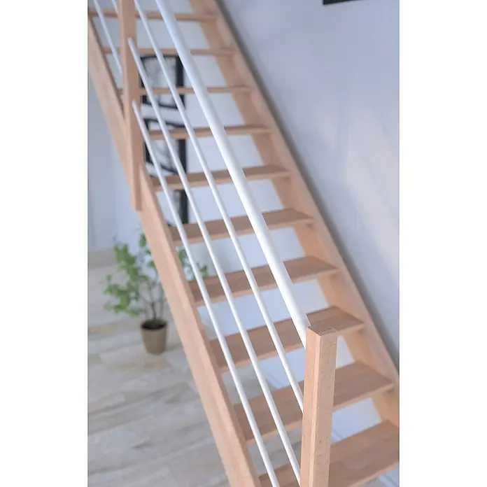Starwood Raumspartreppe Buche 3000Breite: 60 cm, Buche, Material Handlauf: Edelstahl, Weiß, Montageseite Geländer: Rechts, Geschosshöhe: 279,5 cm - Helle Holztreppe mit weißen Geländerstäben in einem modernen Interieur, die das schlichte Design und die elegante Optik hervorhebt.