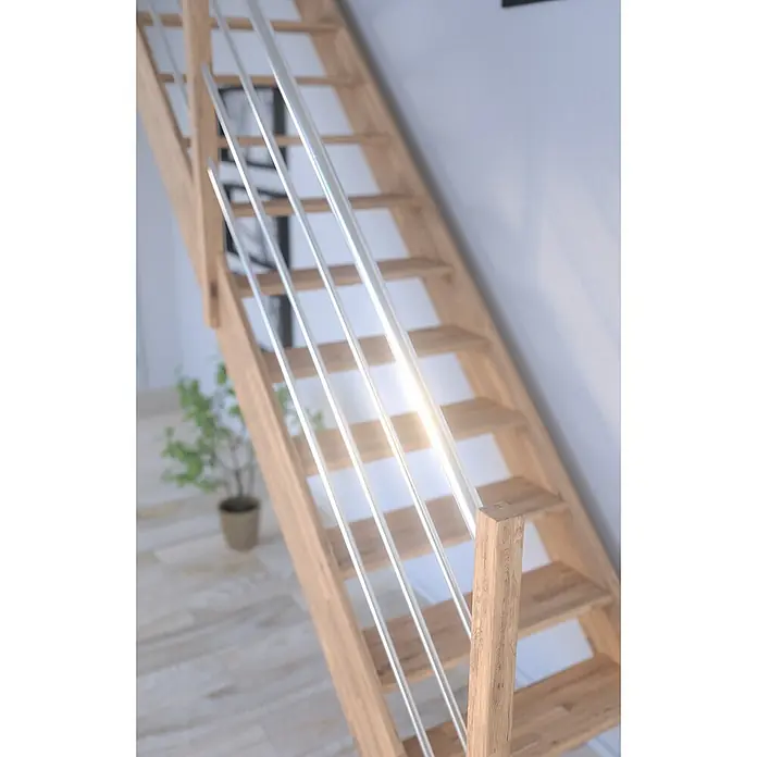 Starwood Raumspartreppe Eiche 3000Breite: 60 cm, Eiche, Material Handlauf: Edelstahl, Silber, Montageseite Geländer: Rechts, Geschosshöhe: 279,5 cm - Detailansicht einer modernen Holztreppe mit silbernen Geländerstäben, die ein helles und luftiges Ambiente erzeugt.