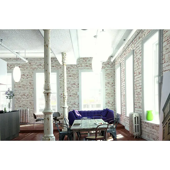 A.S. Création Casual Living Vliestapete New England Klinker - Weiß/Rot, Steinoptik, 10,05 x 0,53 m - Helles Wohnzimmer mit freiliegendem Mauerwerk, hohen Fenstern und einem großen Holztisch. Eine moderne lila Couch sorgt für Farbakzente.
