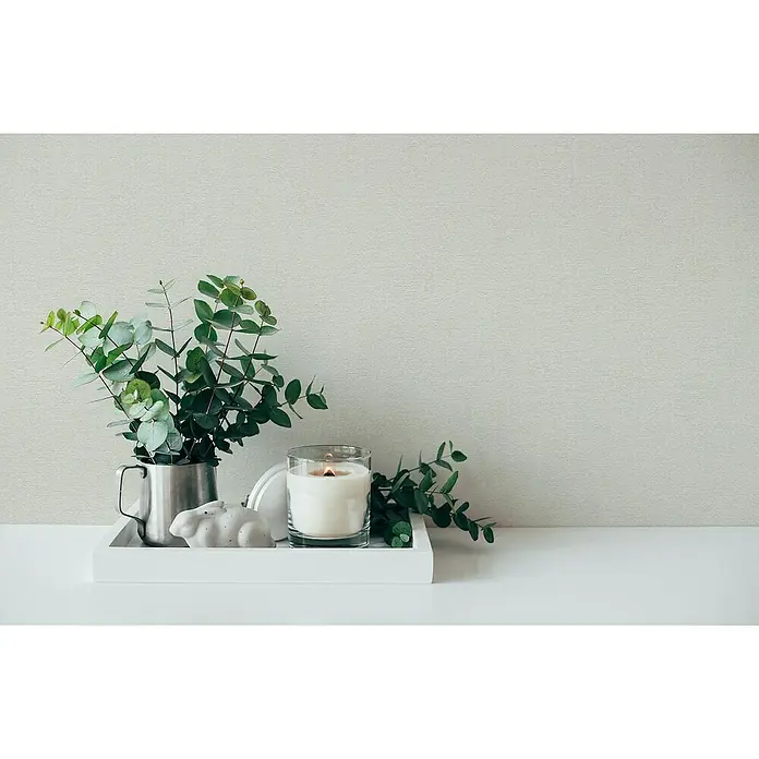 A.S. Création Casual Living Vliestapete - Cremiges Weiß, Uni, 10,05 x 0,53 m - Kerze, Deko-Hase, Eukalyptus in einem Becher auf einem weißen Tablett. Minimalistisch, dekorativ und gemütlich für Zuhause oder Büro.