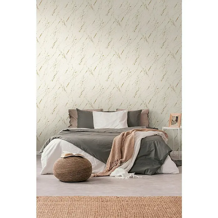 A.S. Création Casual Living Vliestapete Marmor - Beige/Gold/Metallic, Steinoptik, 10,05 x 0,53 m - Elegantes Schlafzimmer mit bequemen Betten und einem stilvollen Pouf. Die goldfarbene Tapete verleiht dem Raum eine luxuriöse Note und Eleganz.