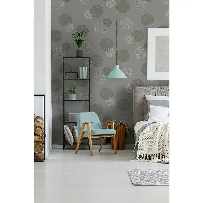 A.S. Création Casual Living Vliestapete Kreise - Anthrazitgrau, Grafisch, 10,05 x 0,53 m - Einrichtungsidee mit einem stilvollen, mintfarbenen Lampenschirm vor einer grauen Wand mit kreisförmigen Mustern, die eine gemütliche Atmosphäre schafft.