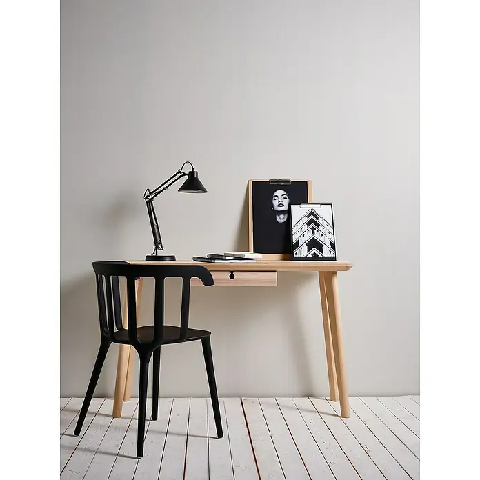 A.S. Création Casual Living Vliestapete - Weiß, Uni, 10,05 x 0,53 m - Elegantes Arbeitszimmer mit einem minimalistischen Holztisch, einer schwarzen Lampe und einem modernen Stuhl, ergänzt durch stilvolle Bilder.