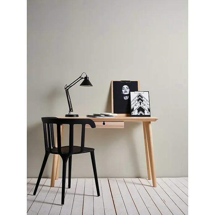 A.S. Création Casual Living Vliestapete - Cremiges Weiß, Uni, 10,05 x 0,53 m - Schreibtisch mit Holzplatte, schwarzer Lampe und Stuhl. Perfekt für Homeoffice oder Arbeitszimmer. Stilvolles Design für moderne Einrichtung.