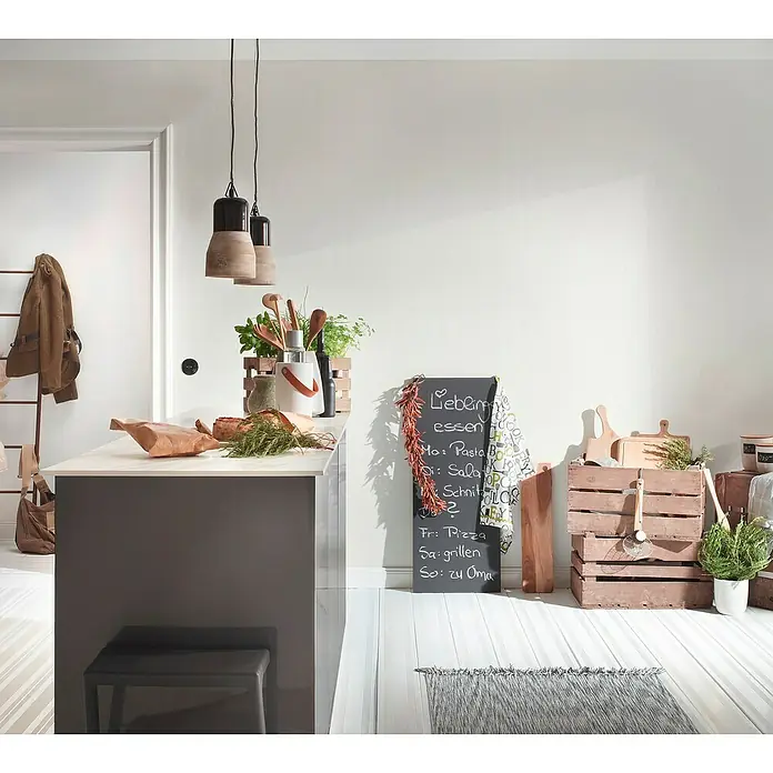 A.S. Création Casual Living Vliestapete - Wollweiß, Uni, 10,05 x 0,53 m - Eine Küche mit einer Tafel, auf der "Lieblingsessen" und eine Menüliste geschrieben stehen, die eine gemütliche und einladende Atmosphäre schafft.