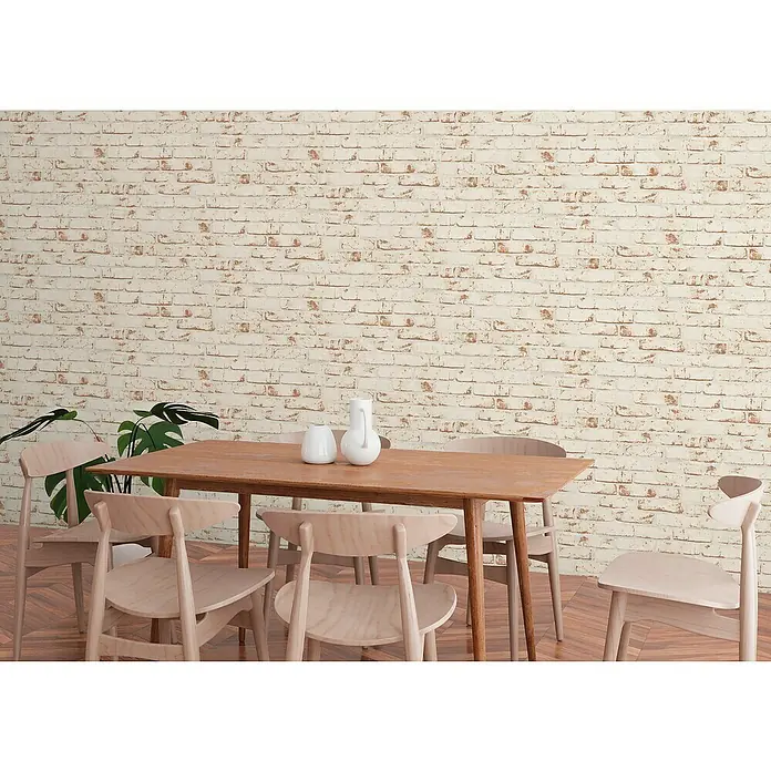 A.S. Création Casual Living Vliestapete New England Klinker - Weiß/Rot, Steinoptik, 10,05 x 0,53 m - Ein stilvolles Esszimmer mit Holztisch und Stühlen, ergänzt durch eine elegante weiße Vase und Topfpflanze vor einer Backsteinwand.