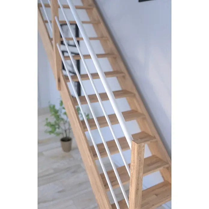 Starwood Raumspartreppe Eiche 3000 - Breite: 60 cm, Eiche, Material Handlauf: Edelstahl, Weiß, Montageseite Geländer: Rechts, Geschosshöhe: 279,5 cm - Eine Nahaufnahme einer Holztreppe mit weißen Geländerstäben und einer Pflanze im Hintergrund. Das natürliche Holz betont die elegante Treppe.