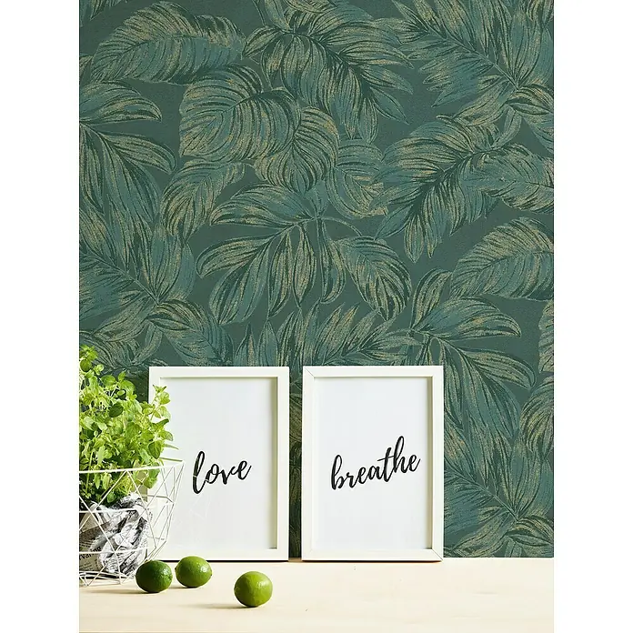 A.S. Création Casual Living Vliestapete - Grün/Gold, Floral, 10,05 x 0,53 m - Stimmungsvolle Aufnahme mit grüner Blättertapete, weißen Bilderrahmen mit den Worten "Liebe" und "Atmen", einer Kräuterpflanze und Limetten.