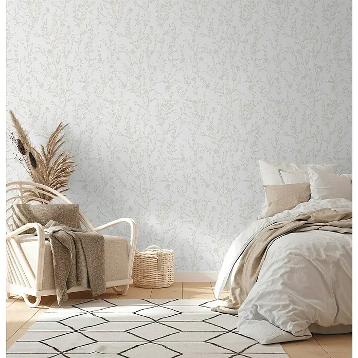 A.S. Création Casual Living Vliestapete - Hellgrau/Weiß, Floral, 10,05 x 0,53 m - Elegantes Schlafzimmer mit zartem Blümchen-Tapetenmuster, das eine ruhige und stilvolle Atmosphäre schafft.