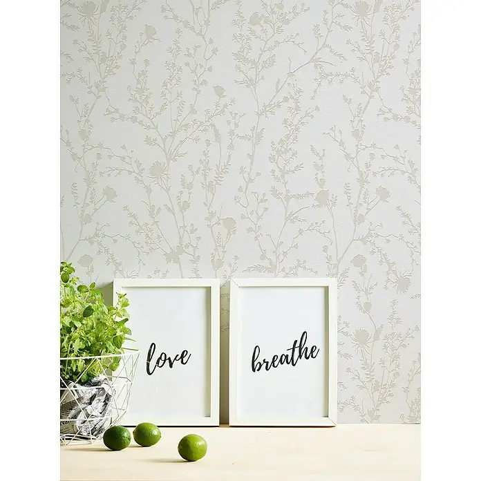 A.S. Création Casual Living Vliestapete - Hellgrau/Weiß, Floral, 10,05 x 0,53 m - Wanddekor mit floralem Muster, kombiniert mit weißen Bilderrahmen mit den Aufschriften "Love" und "Breathe", sowie Limetten und Topfpflanze.