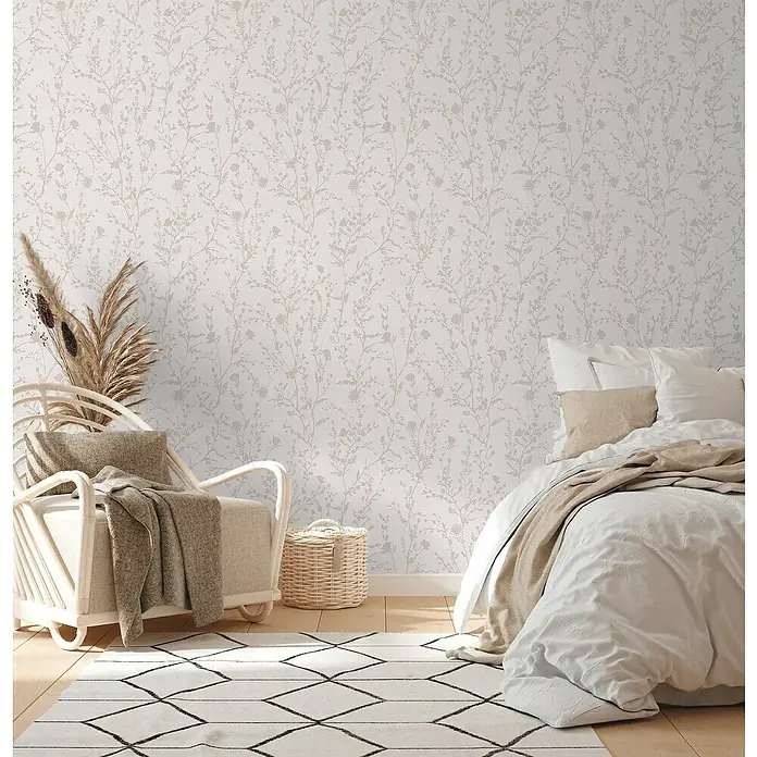 A.S. Création Casual Living Vliestapete - Hellrosa/Hellgrau, Floral, 10,05 x 0,53 m - Elegantes Schlafzimmer mit einer floral gemusterten Tapete in hellen Farbtönen, die eine beruhigende Atmosphäre schafft.