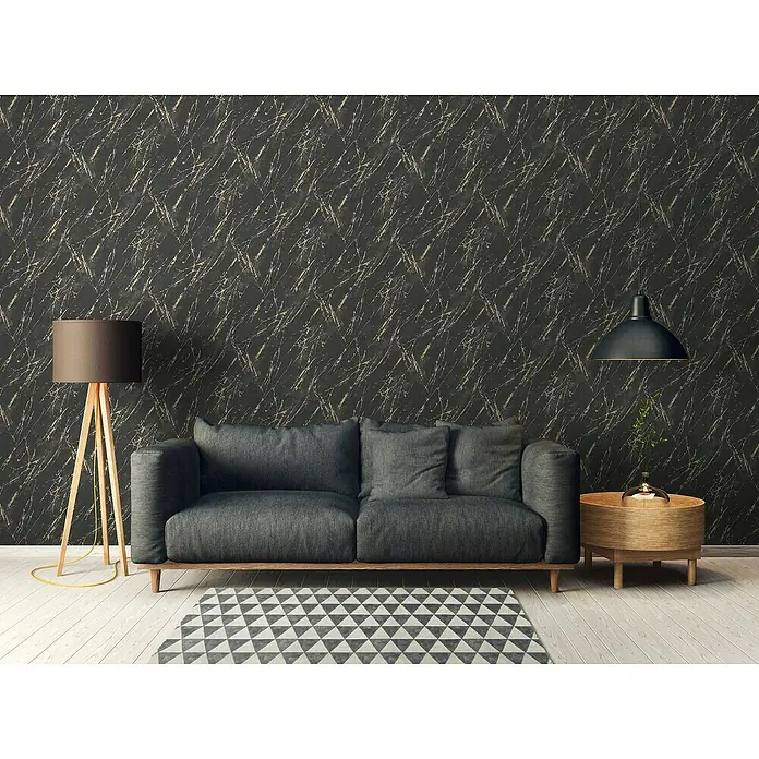 A.S. Création Casual Living Vliestapete MarmorSchwarz/Gold/Metallic, Steinoptik, 10,05 x 0,53 m - Elegantes Wohnzimmer mit grauem Sofa, Stehlampe und stilvollem Beistelltisch unter einer Hängelampe. Das Zimmer hat eine moderne Atmosphäre.