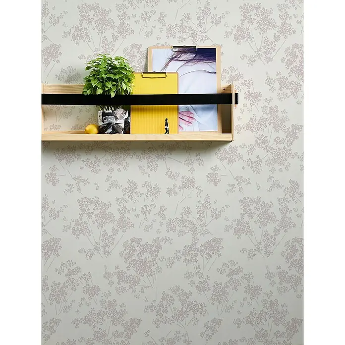 A.S. Création Casual Living Vliestapete Blümchen - Weiß/Rosa, Floral, 10,05 x 0,53 m - Wandregal mit Pflanze, gelbem Ordner und Bildern vor floral gemusterter Tapete. Praktische Aufbewahrung und Dekoration in Einem.