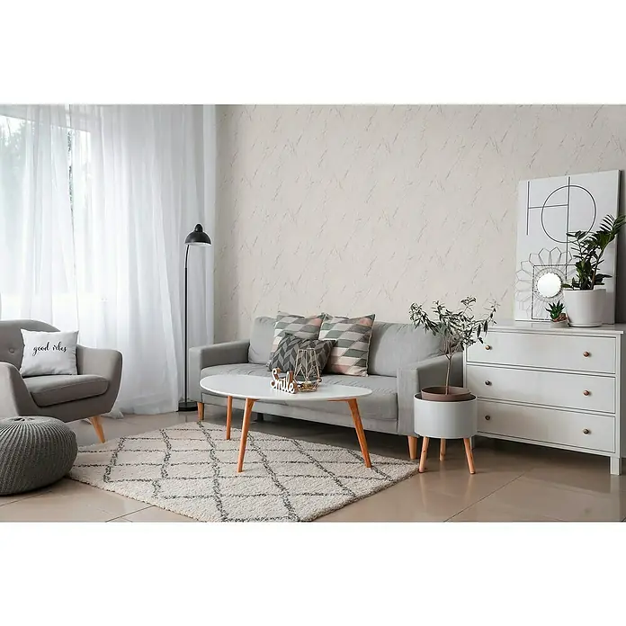 A.S. Création Casual Living Vliestapete Marmor - Silbergrau-Metallic, Steinoptik, 10,05 x 0,53 m - Helle und moderne Wohnzimmereinrichtung mit Sofa, Sessel, Teppich und weißen Möbeln. Die weißen Möbel schaffen eine freundliche Atmosphäre.