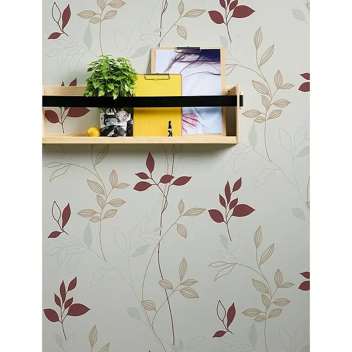 A.S. Création Casual Living Vliestapete Blätter - Creme/Rot/Beige, Floral, 10,05 x 0,53 m - Nahaufnahme eines Holzregals mit verschiedenen Dekorationen vor einer Tapete mit Blättermuster.