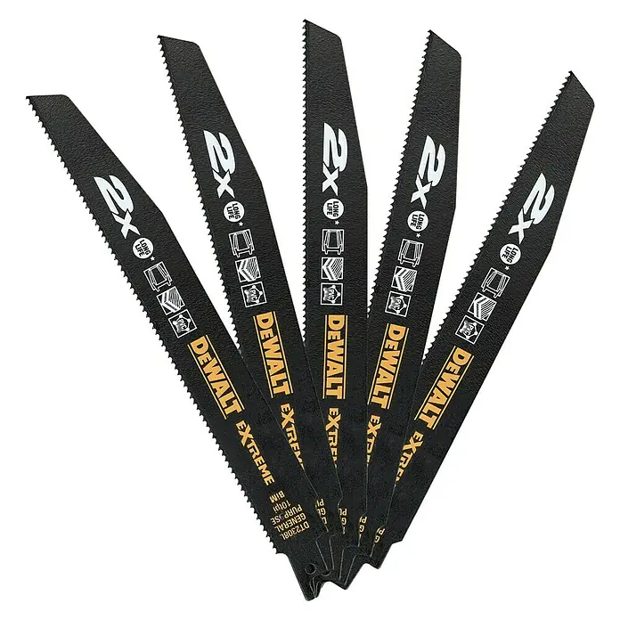 DeWalt Extreme Hoja de sierra de sable DT2308L-QZ - Plástico, Largo: 228 mm - Primer plano de cinco hojas de sierra recíprocas negras DeWalt Extreme aptas para diversos materiales con larga vida útil 2x.