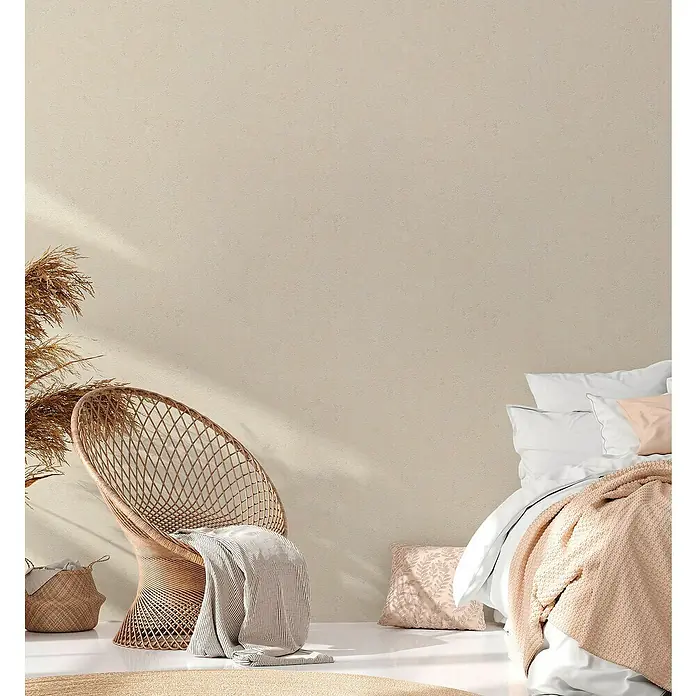 A.S. Création Casual Living Vliestapete Struktur - Beige, Uni, 10,05 x 0,53 m - Stilvolles Schlafzimmer mit Rattansessel, kuscheliger Decke und sanften Farbtönen für eine entspannende Atmosphäre. Elegantes Dekor im Boho-Stil.