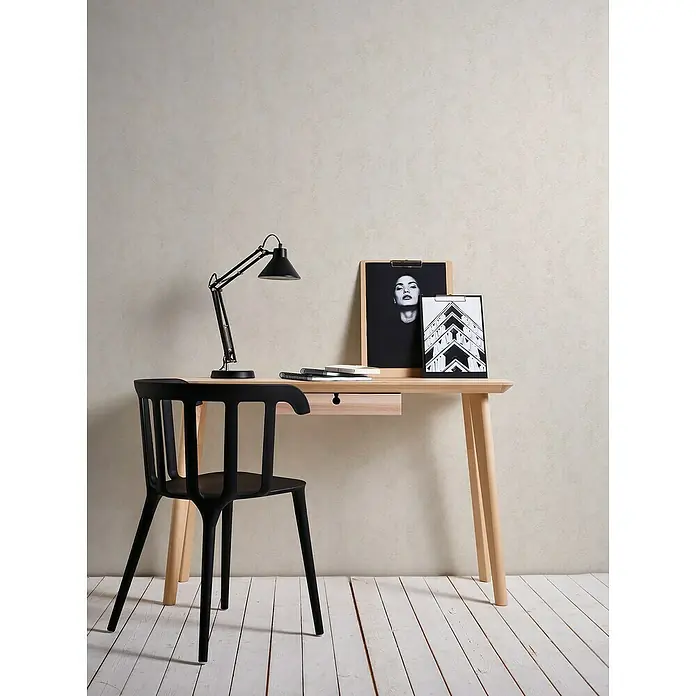 A.S. Création Casual Living Vliestapete - Creme, Uni, 10,05 x 0,53 m - Elegantes Homeoffice mit Schreibtisch aus hellem Holz, schwarzem Stuhl und Lampe sowie dekorativen Bildern für einen modernen Arbeitsplatz.