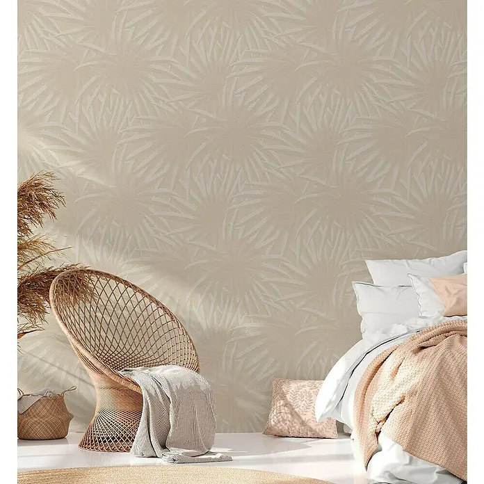 A.S. Création Casual Living Vliestapete Palmenblätter - Beige/Weiß, Floral, 10,05 x 0,53 m - Beige Schlafzimmer Tapete mit Palmenmuster, gemütliche Einrichtung mit Stuhl und Bett.