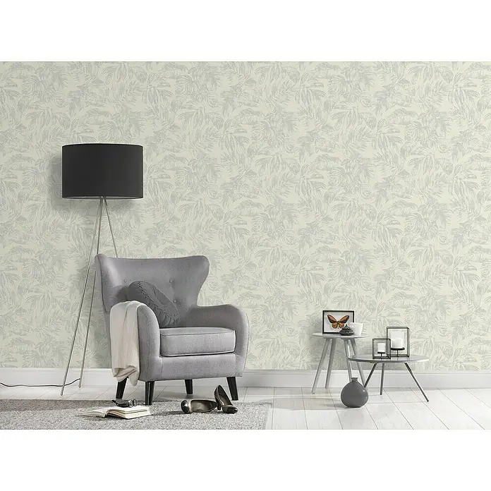 A.S. Création Casual Living Vliestapete - Weiß/Silber/Creme, Floral, 10,05 x 0,53 m - Das elegante Muster der Tapete in Kombination mit den Möbeln erzeugt ein harmonisches und stilvolles Ambiente im Raum.