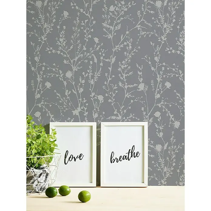 A.S. Création Casual Living Vliestapete - Silbergrau, Floral, 10,05 x 0,53 m - Wanddekoration mit Blumentapete, zwei weißen Rahmen mit den Aufschriften "Love" und "Breathe", einem Topf mit Grünpflanzen und drei Limetten.