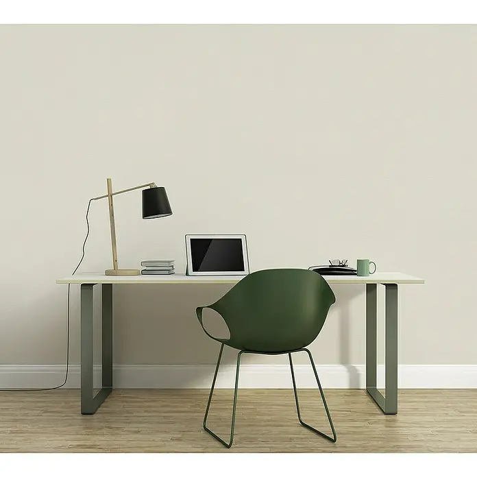 A.S. Création Casual Living Vliestapete - Creme/Weiß, Uni, 10,05 x 0,53 m - Der moderne Schreibtisch mit Lampe, Tablet und grünem Stuhl schafft eine stilvolle Arbeitsumgebung für effizientes Arbeiten.