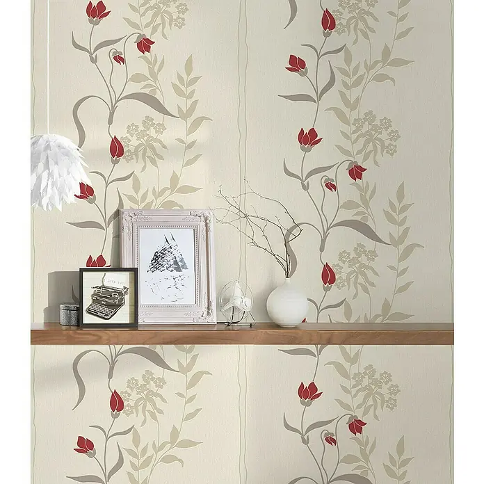 A.S. Création Casual Living Vliestapete - Creme/Rot/Beige, Floral, 10,05 x 0,53 m - Dekoratives Wandregal mit floralem Muster und dekorativen Objekten, die eine stilvolle Atmosphäre schaffen.