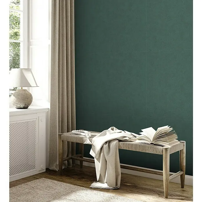 A.S. Création Casual Living Vliestapete - Grün, Uni, 10,05 x 0,53 m - Elegante Sitzbank aus Holz mit Buch und Decke, die eine gemütliche Leseecke im Raum schafft.