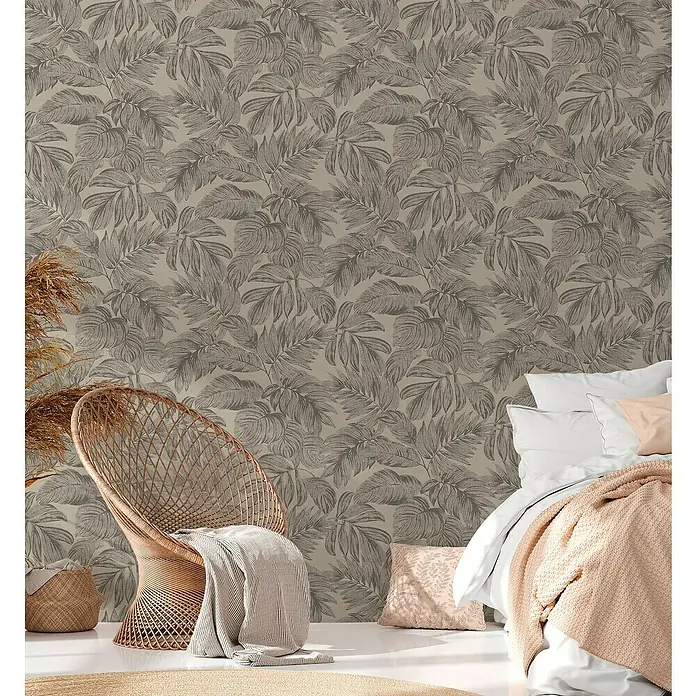 A.S. Création Casual Living Vliestapete - Braun/Grau/Beige, Floral, 10,05 x 0,53 m - Gemütliches Interieur mit Blattmuster-Tapete, Korbsessel und Bett mit rosa Tagesdecke für ein entspanntes Ambiente.