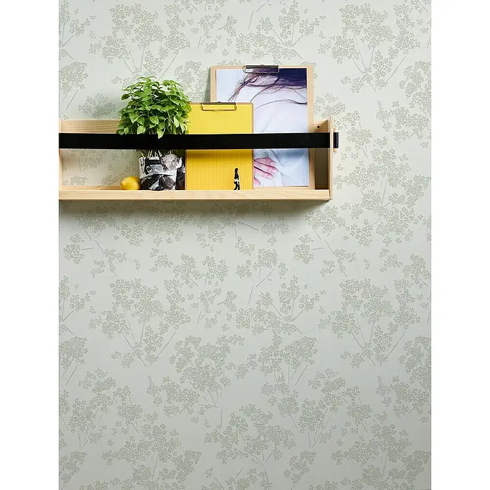 A.S. Création Casual Living Vliestapete Blümchen - Weiß/Grün/Grau, Floral, 10,05 x 0,53 m - Wandregal aus Holz mit Pflanzen und Papieren, minimalistisches Design. Das Regal bietet Stauraum und Dekoration in einem.