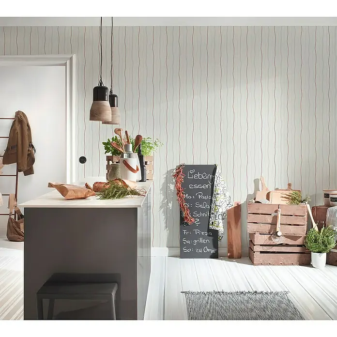 A.S. Création Casual Living Vliestapete - Creme/Rot, Streifen, 10,05 x 0,53 m - Küchenstillleben mit Kreidetafel-Menü, Holzkisten und Hängelampen für ein gemütliches Ambiente.