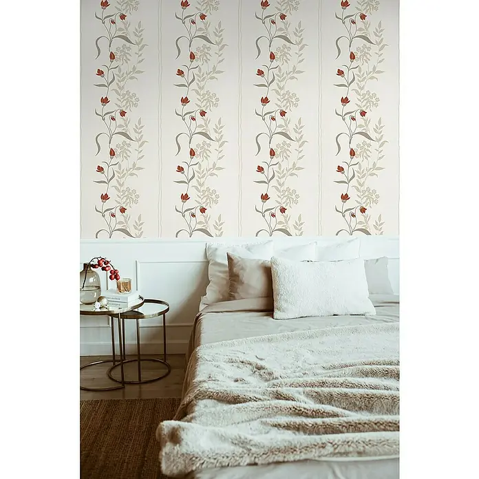 A.S. Création Casual Living Vliestapete - Creme/Rot/Beige, Floral, 10,05 x 0,53 m - Elegantes Schlafzimmer mit floraler Tapete, bequemen Kissen und einer weichen Decke, die eine entspannte Atmosphäre schaffen.