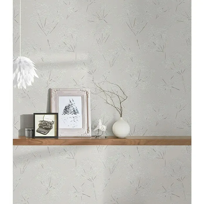 A.S. Création Casual Living Vliestapete Blümchen - Grau/Weiß, Floral, 10,05 x 0,53 m - Nahaufnahme einer stilvollen Wand mit zartem Blumenmuster, die eine elegante und beruhigende Atmosphäre schafft.