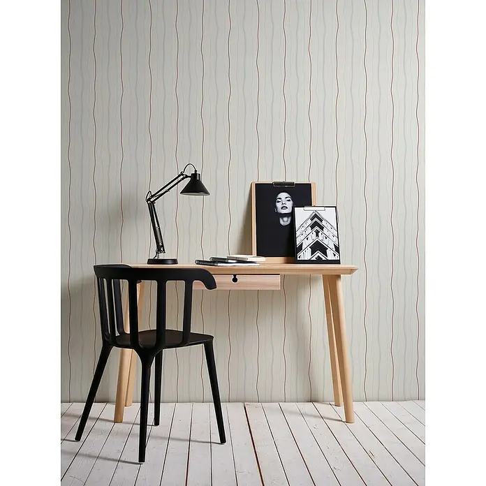 A.S. Création Casual Living Vliestapete - Creme/Rot, Streifen, 10,05 x 0,53 m - Elegantes Arbeitszimmer mit Schreibtisch, Lampe und Stuhl vor einer stilvollen Tapete. Der perfekte Arbeitsplatz für Kreativität und Konzentration.