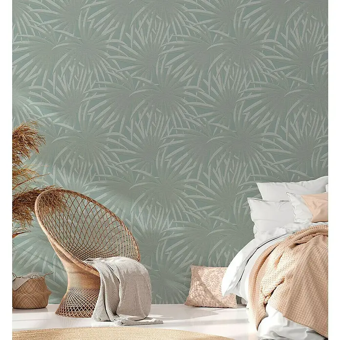 A.S. Création Casual Living Vliestapete Palmenblätter - Blau/Mint, Floral, 10,05 x 0,53 m - Ein Schlafzimmer mit einer Wand bedeckt mit der Tapete "Palm Fan" in der Farbe grün. Es ist eine elegante und beruhigende Ergänzung für jedes Interieur.