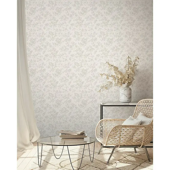 A.S. Création Casual Living Vliestapete Blümchen - Weiß/Grau, Floral, 10,05 x 0,53 m - Elegante Wohnraumgestaltung mit floraler Tapete, Rattan-Sessel und Marmor-Akzenten, die eine stilvolle und entspannende Atmosphäre schaffen.
