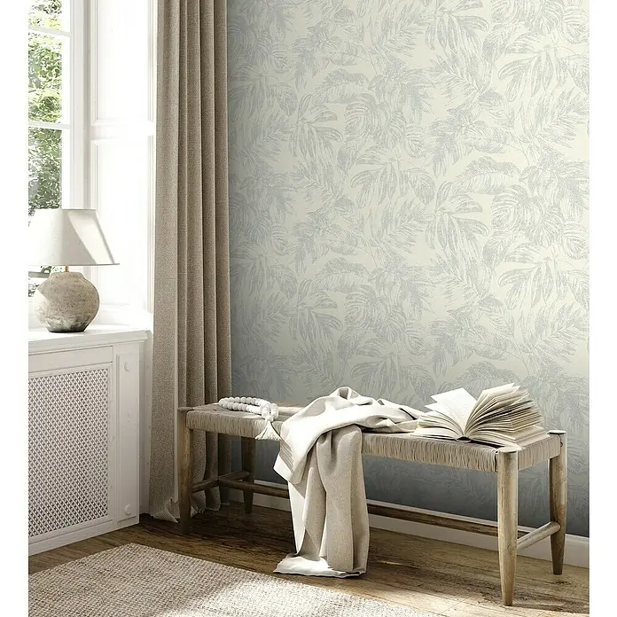 A.S. Création Casual Living Vliestapete - Weiß/Silber/Creme, Floral, 10,05 x 0,53 m - Ein elegantes Zimmer mit einer strukturierten Tapete mit Blätterdesign, die eine ruhige und stilvolle Atmosphäre schafft.
