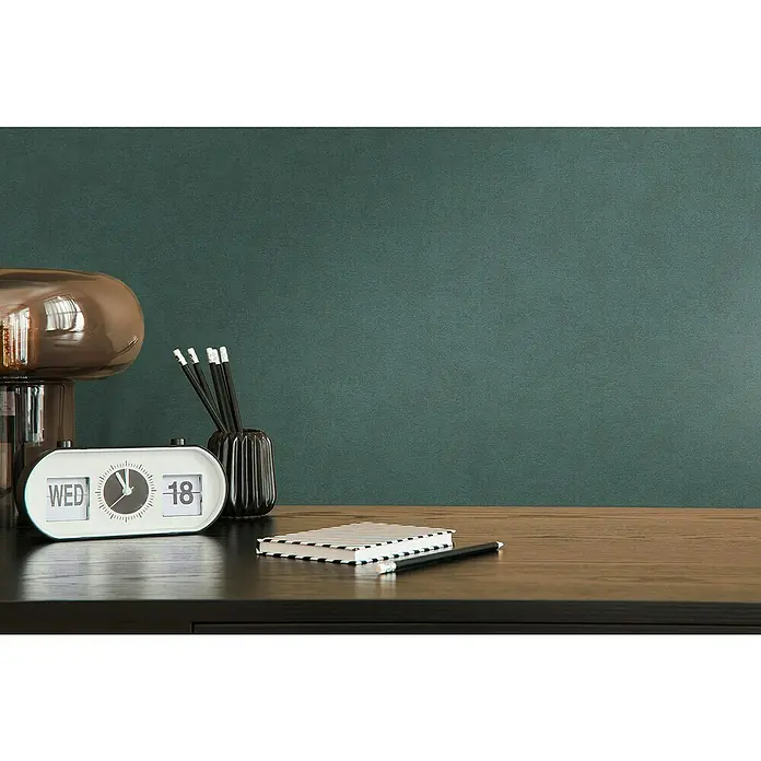 A.S. Création Casual Living Vliestapete - Grün, Uni, 10,05 x 0,53 m - Der elegante Flip-Kalender mit Uhr in Weiß und Braun ist ein toller Blickfang auf jedem Schreibtisch, dazu Stifte und ein Notizbuch.