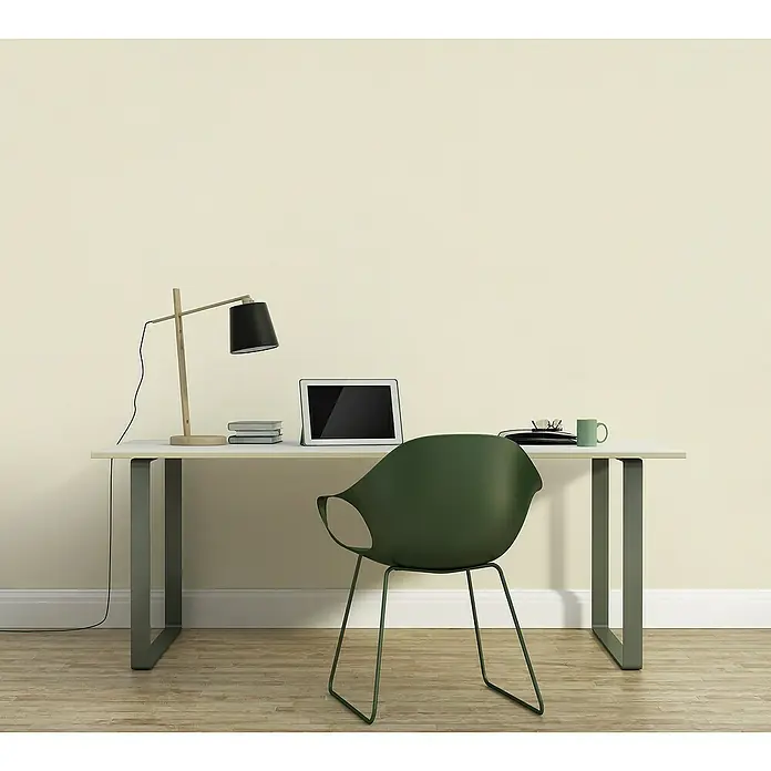 A.S. Création Casual Living Vliestapete - Beigeweiß, Uni, 10,05 x 0,53 m - Ein Schreibtisch mit einer Lampe, einem Tablet, Büchern, einer Tasse und einer grünen Schale, die sich auf einem Holzboden befindet.