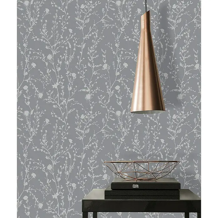A.S. Création Casual Living Vliestapete - Silbergrau, Floral, 10,05 x 0,53 m - Elegante Wandtapete mit zarten Blumenmustern in Weiß auf grauem Grund, kombiniert mit einer stilvollen Pendelleuchte in Kupferoptik.