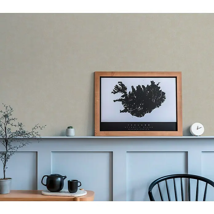 A.S. Création Casual Living Vliestapete - Grau/Beige, Uni, 10,05 x 0,53 m - Wandbild mit einer Karte von Island im Holzrahmen über einem stilvollen, hellblauen Kaminsims mit Dekorationen für das moderne Wohnzimmer.