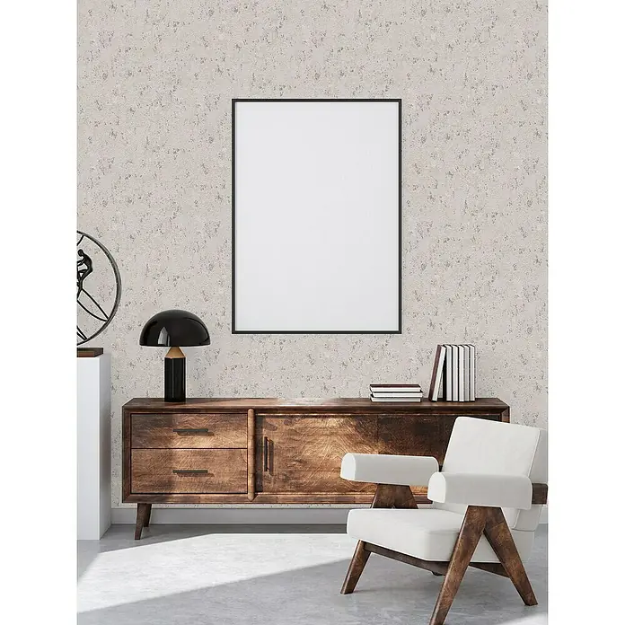 A.S. Création Casual Living Vliestapete Struktur - Grau/Beige/Silber, Uni, 10,05 x 0,53 m - Stilvolles Wohnzimmer mit einem eleganten Holzschrank, einem bequemen Sessel und einem modernen Rahmen an der Wand.