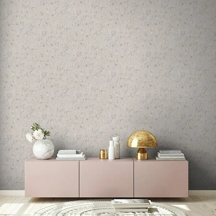 A.S. Création Casual Living Vliestapete Struktur - Grau/Beige/Silber, Uni, 10,05 x 0,53 m - Nahaufnahme eines modernen rosa Sideboards mit Dekor, das eine stilvolle Inneneinrichtung präsentiert.